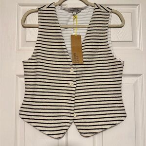 Striped Black and White Vest
Brand new size small Knit